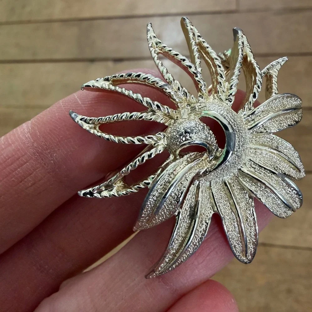 Vtg Sarah Coventry Silver Tone Sunburst Brooch‎ 60s Textured  Pin Statement MCM
